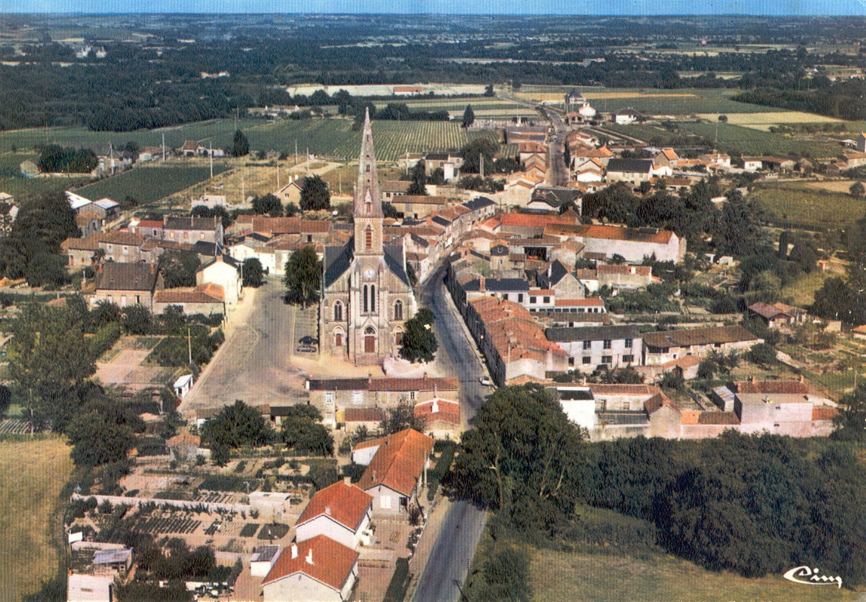 Vue aérienne du centre-bourg