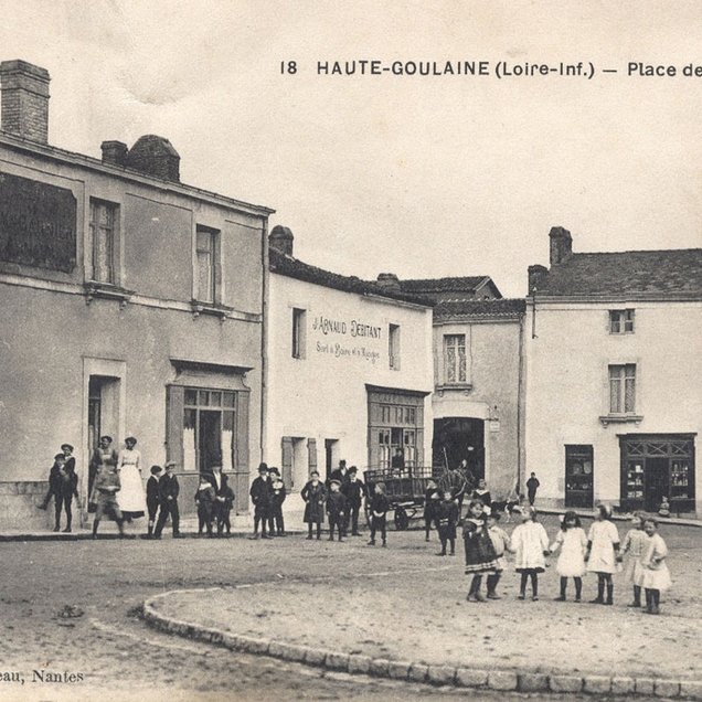 Place à l'arrière de l'église